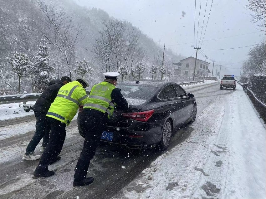 达州市万源县加强道路交通重点路段巡查和管控，并采取除冰除雪措施。四川省应急管理厅供图