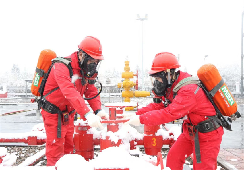 元壩氣田集輸站員工調節生產閥門。覃瀟攝