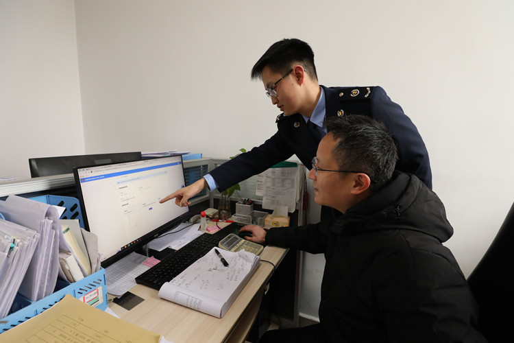 税务干部现场辅导纳税人享受增值税加计抵减优惠政策。四川省税务局供图