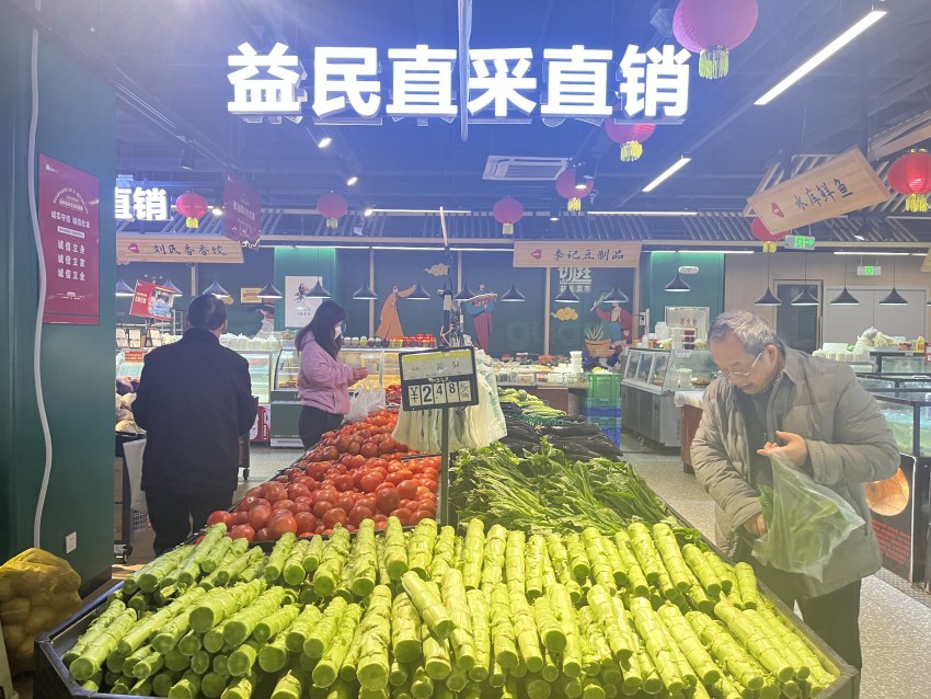 益民菜市东苑店货架摆满了各类蔬菜，未受雨雪天气影响。益民菜市供图