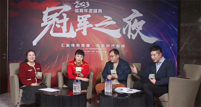 图为钱红和嘉宾们在新网银行直播间，左二为1992年巴塞罗那奥运会蝶泳冠军钱红。新网银行供图
