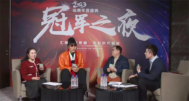 图为郑海霞和嘉宾们在新网银行直播间，左二为前中国职业女子篮球运动员郑海霞。新网银行供图