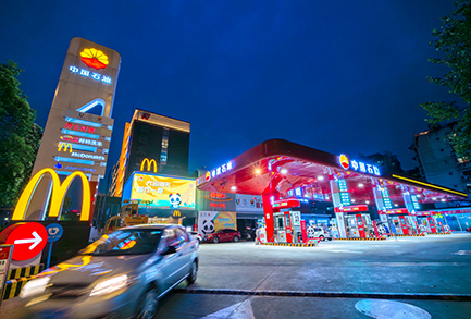 中國石油四川銷售第一座加油站已換裝成為網紅打卡點。金婷婷攝