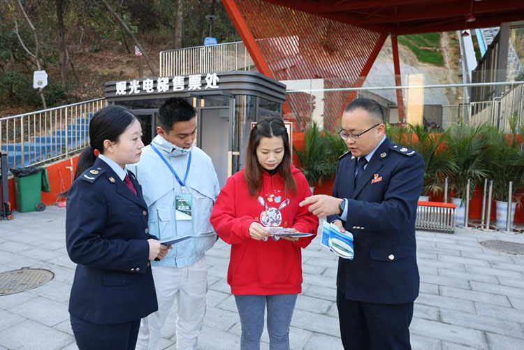 稅務干部到企業開展稅法宣傳。攀枝花市稅務局供圖