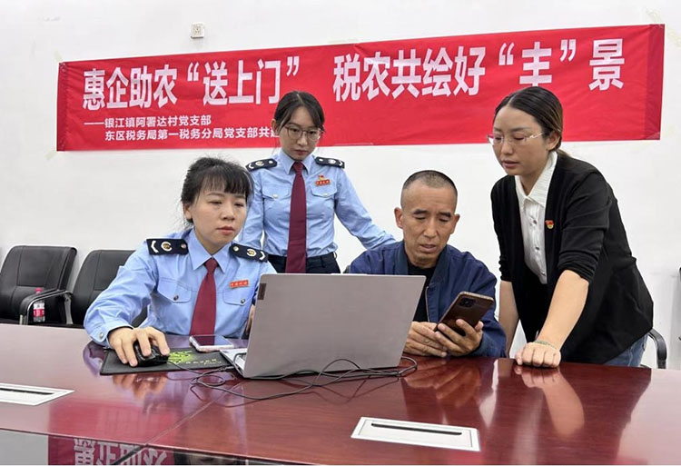 稅務干部到涉農單位講稅費優惠政策。攀枝花市稅務局供圖