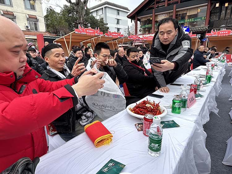 香喷喷的小龙虾端上桌。主办方供图