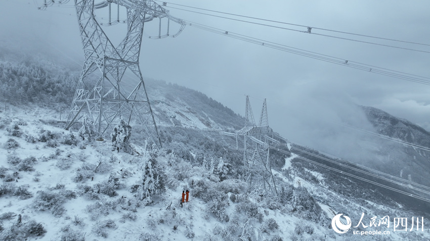 對500千伏康蜀一、二線開展線路覆冰觀測和特巡。李晨萌攝