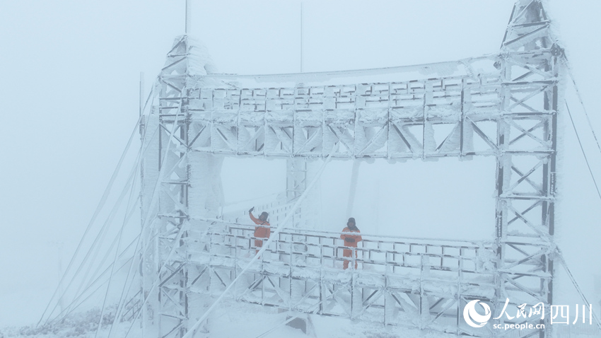 國網四川送變電公司員工使用測風儀、望遠鏡開展線路覆冰觀測。李晨萌攝