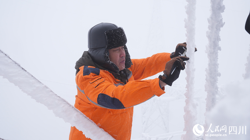 使用游標卡尺開展線路覆冰觀測，並記錄數據。潘柱東攝