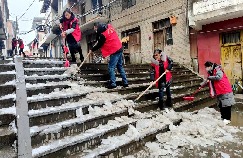 鏟冰除雪保平安。宣漢縣委宣傳部供圖