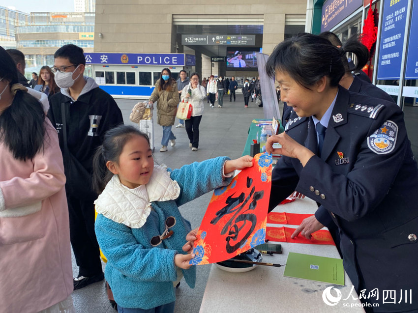 民警向小朋友送上对联，送去祝福。人民网 王凡摄