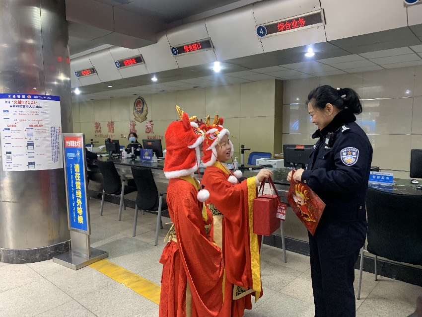 喜神送福到萬家，走進交管局送祝福。主辦方供圖
