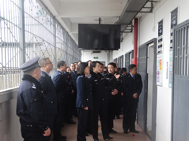 参观服刑人员生活区、车间。达州市税务局供图