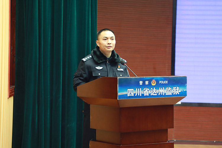 达州监狱党委副书记、政委谭建平讲话。达州市税务局供图