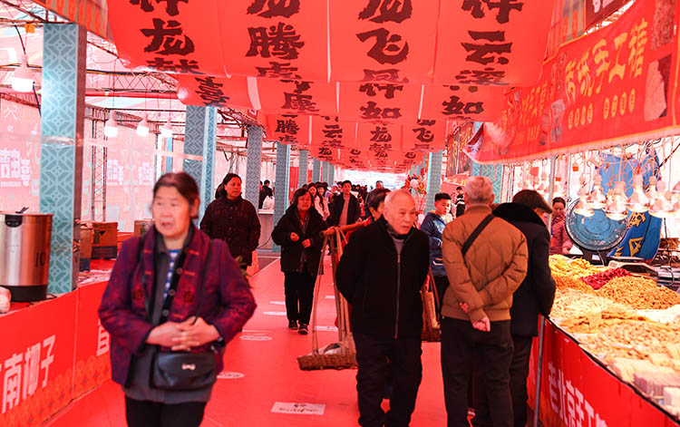市民逛購物節。翠屏區融媒體中心供圖