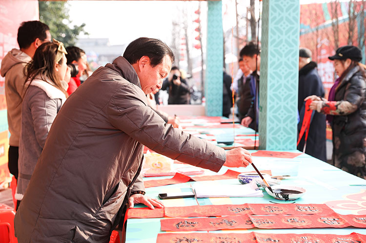 為市民寫春聯。翠屏區融媒體中心供圖