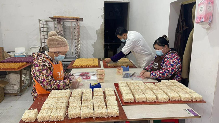 傳統手工包裝米糖。敘州區融媒體中心供圖