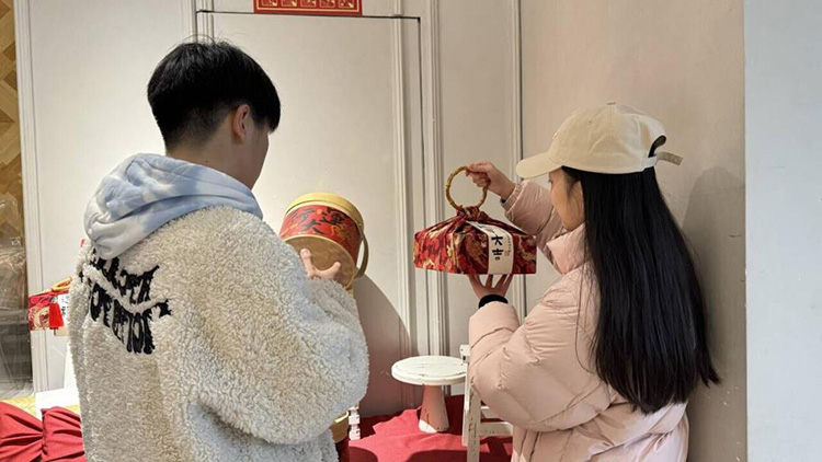 市民在選購禮品盒。敘州區融媒體中心供圖