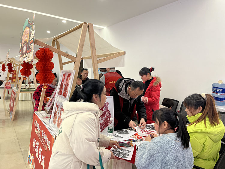 居民一起做剪紙。主辦方供圖