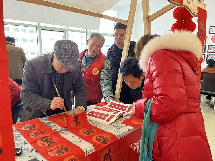 為居民寫春聯。主辦方供圖