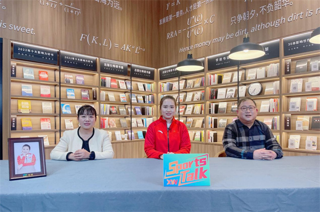 圖為孔雪與嘉賓們在新網銀行直播間，中間為短道速滑世界冠軍孔雪，右一為資深體育媒體人崔杰，左一為新網銀行品牌市場部總經理許小青。新網銀行供圖