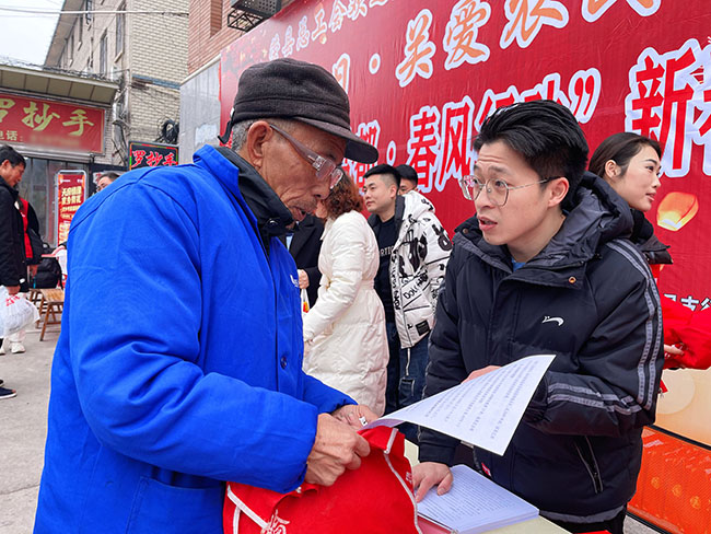 講解社保政策。張慶麟供圖