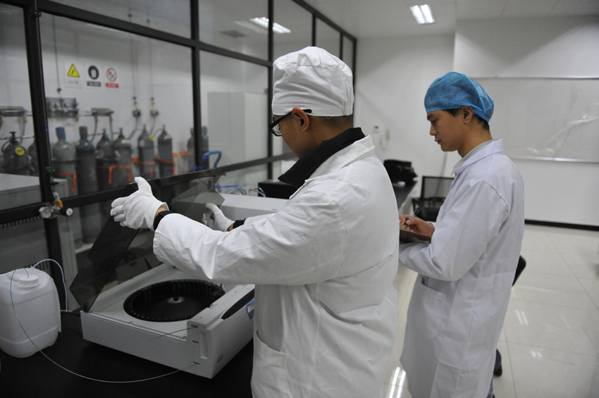 科研人員在進行操作。中國核動力研究設計院供圖