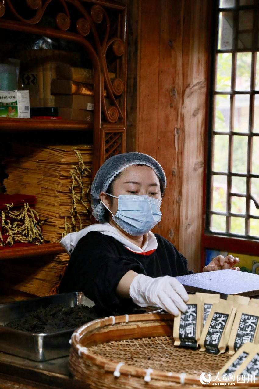 “茶祥子”制茶坊员工正在包装茶叶。人民网记者 朱虹摄