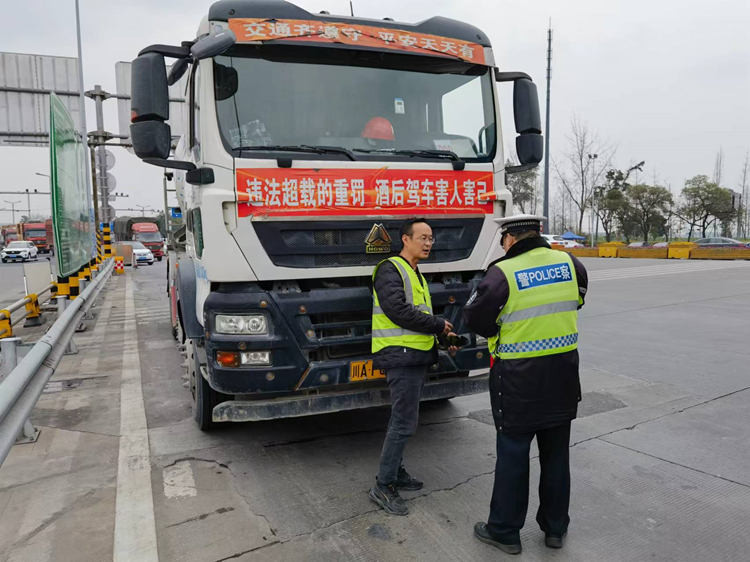 对汽车进行检查。成都交警四分局供图