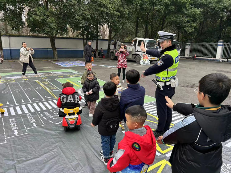 教小朋友如何过马路。成都交警四分局供图