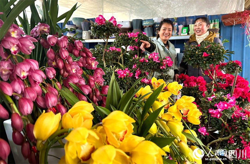 看着花儿好开心。潘建勇摄