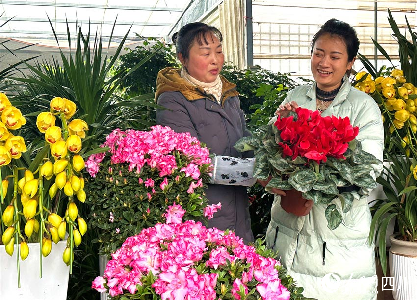 手拿鲜花心里甜。潘建勇摄