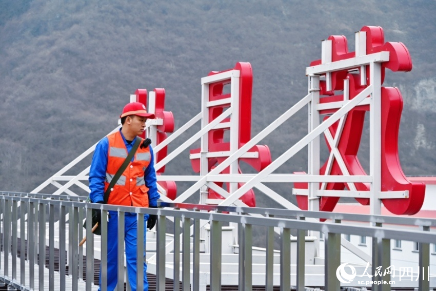 确保茂县站内外设施设备安全是唐永春的职责。张能摄