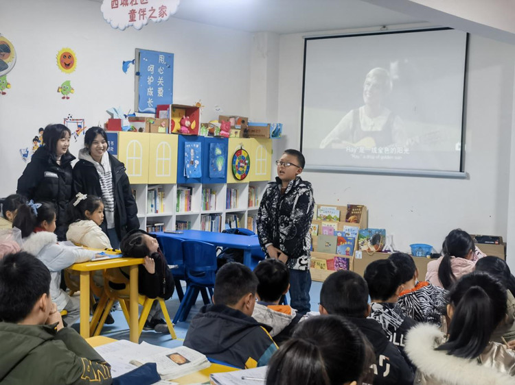 志愿者在给孩子们上英语课。苍溪县融媒体中心供图