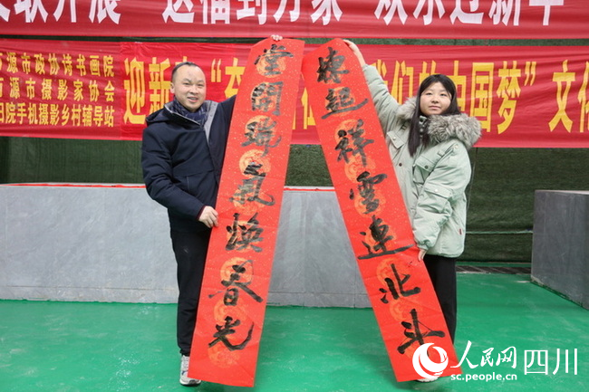 大三學子與春聯合影 馬發海攝
