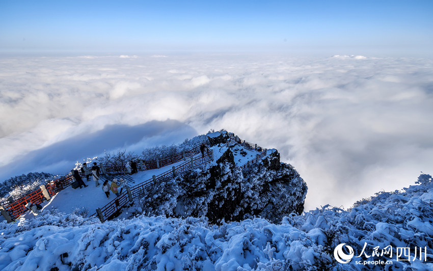 大雪后的峨眉山金頂雲海，蔚為壯觀。鄒森攝