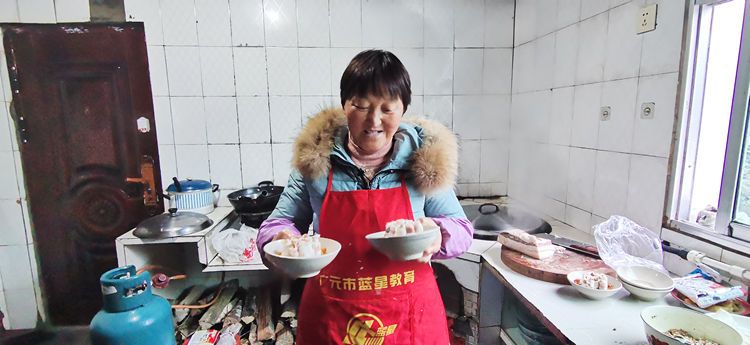 卜茂芬端上剛做好的龍眼肉。青川縣融媒體中心供圖