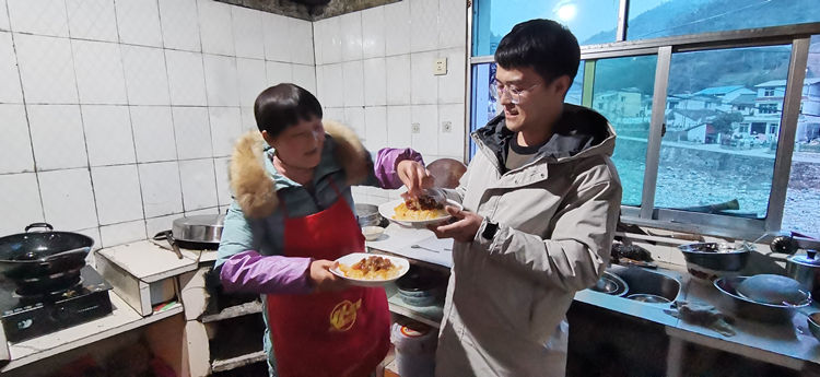 卜茂芬為兒子端上剛出鍋的龍眼肉。青川縣融媒體中心供圖