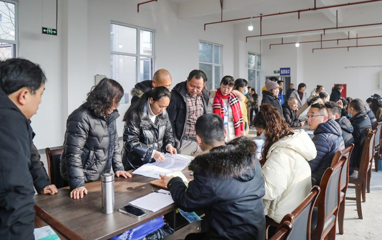 村民排隊選新房。峨眉山市委宣傳部供圖