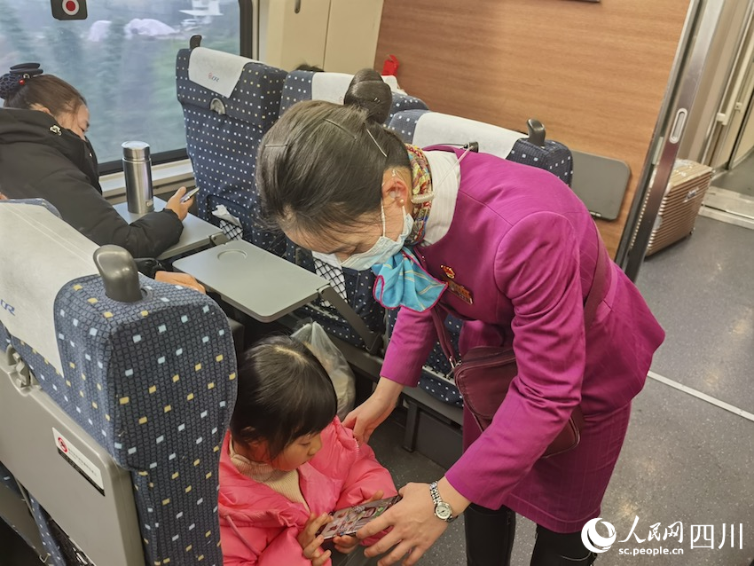 “列車媽媽”會溫和引導孩子調手機、平板等電子設備的音量，保持車廂內的安靜。人民網記者 郭瑩攝