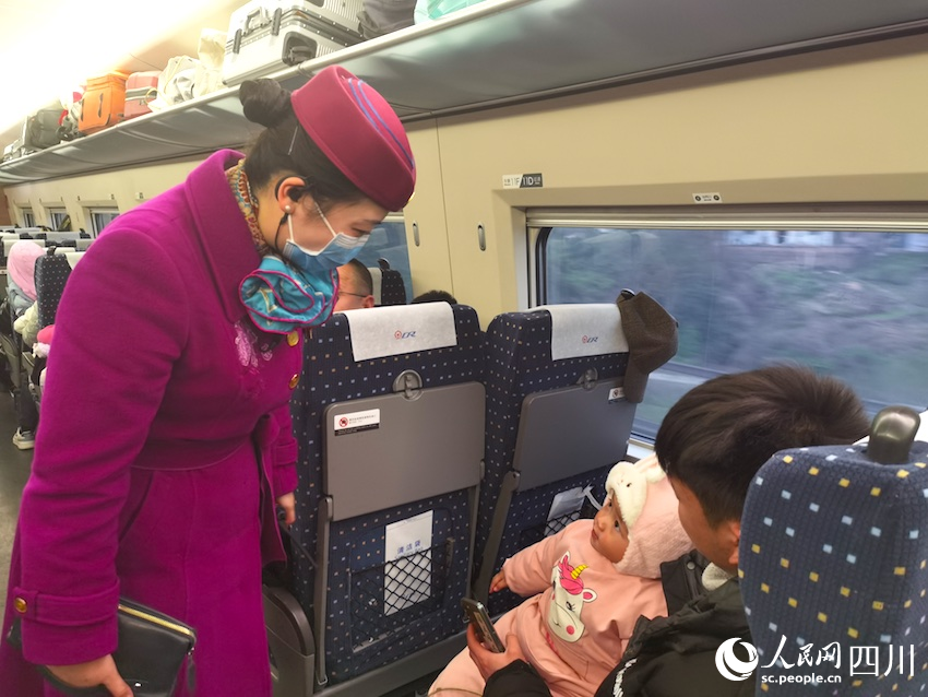 “列車媽媽”們都是哄娃好手。人民網記者 郭瑩攝