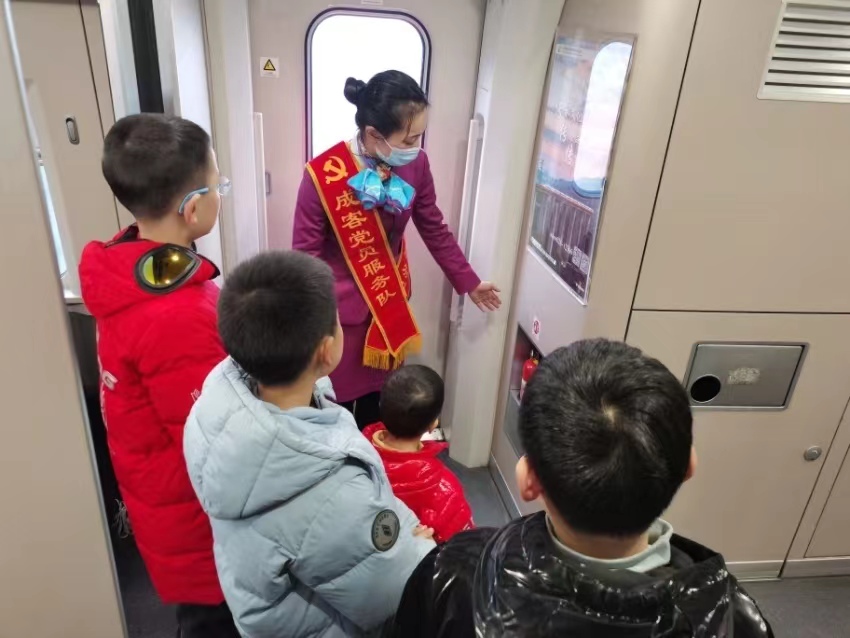 列車上，乘務員跟小朋友們普及消防安全知識。金蘭供圖