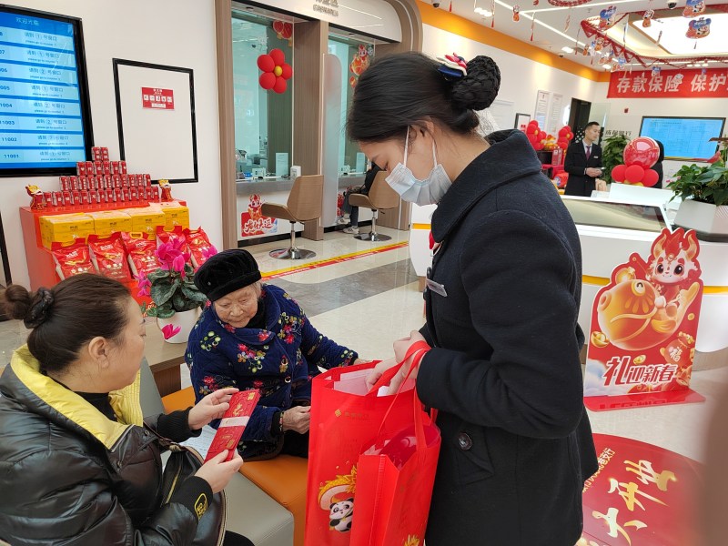 市民到網點兌換紅包，這也是中國人過年必不可少的活動。成都銀行供圖。
