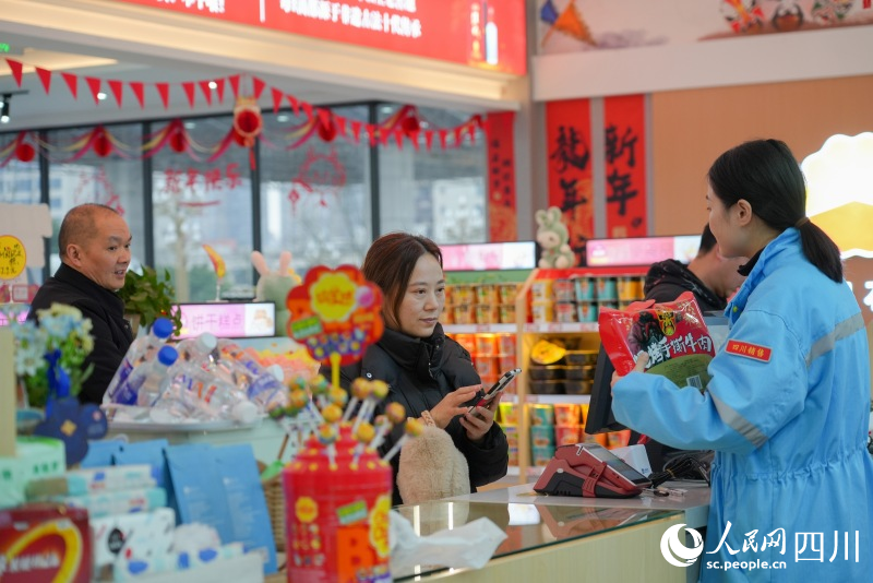 中國石油加油站便利店備齊年貨滿足顧客所需。趙月攝