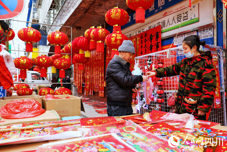 市民买年货。江宇轩摄