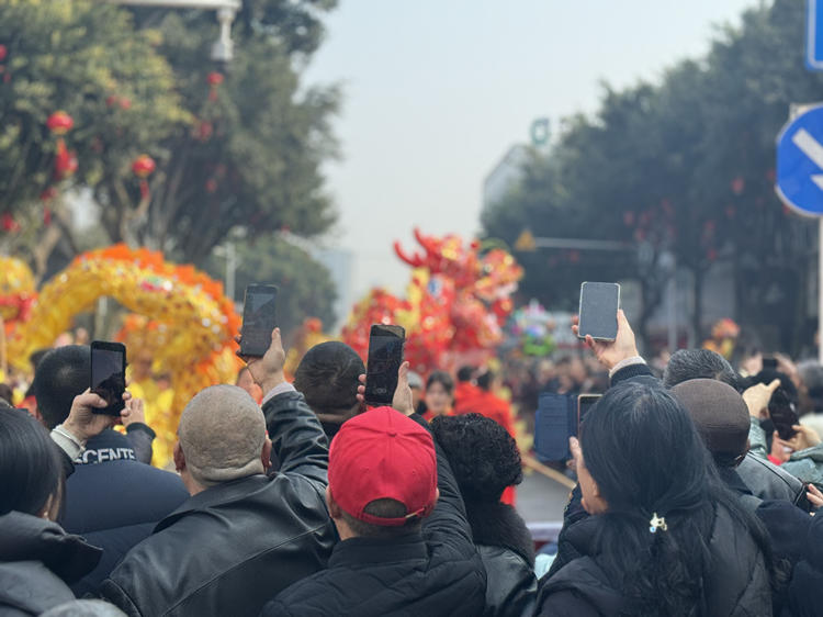 市民拍下精彩的瞬间。张世浩供图