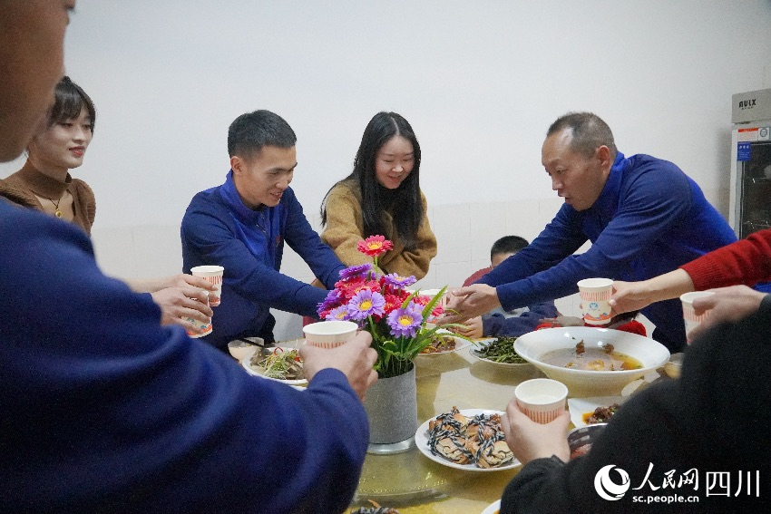 李明挺和妻子熊一檔一起吃團圓飯共度佳節。曾平攝