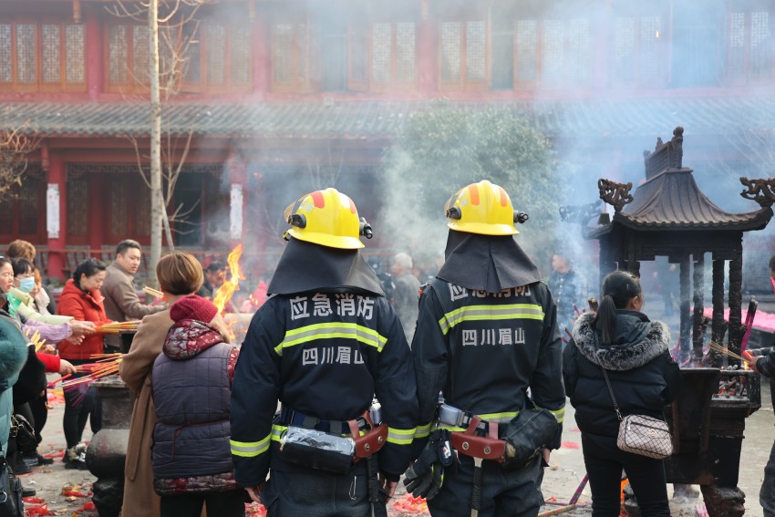 眉山市消防救援支隊消防員在丹棱縣龍鵠寺燒香處執勤值守。四川消防救援總隊供圖