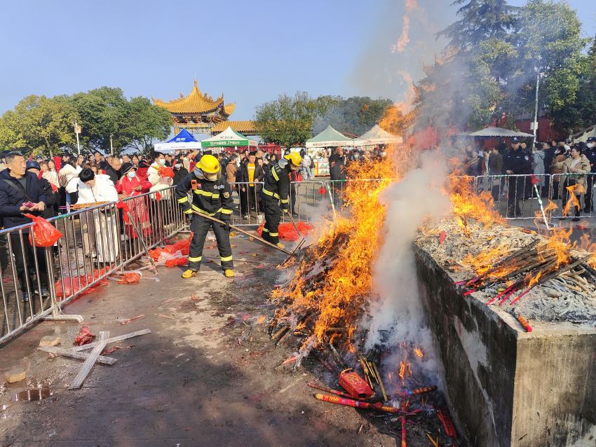 遂宁市消防救援支队消防员在灵泉寺庙景区执勤。四川消防救援总队供图