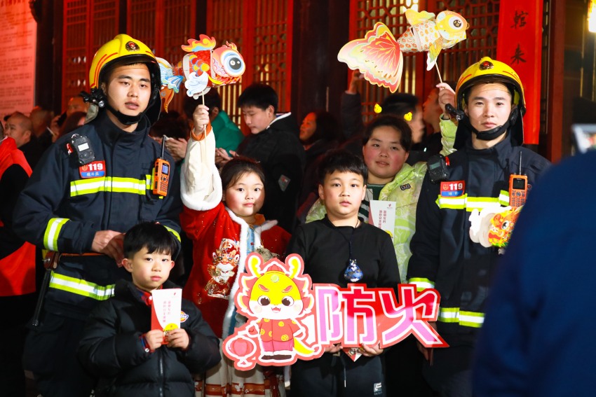 在内江圣水寺，群众与在执勤巡逻的消防员合影。四川消防救援总队供图